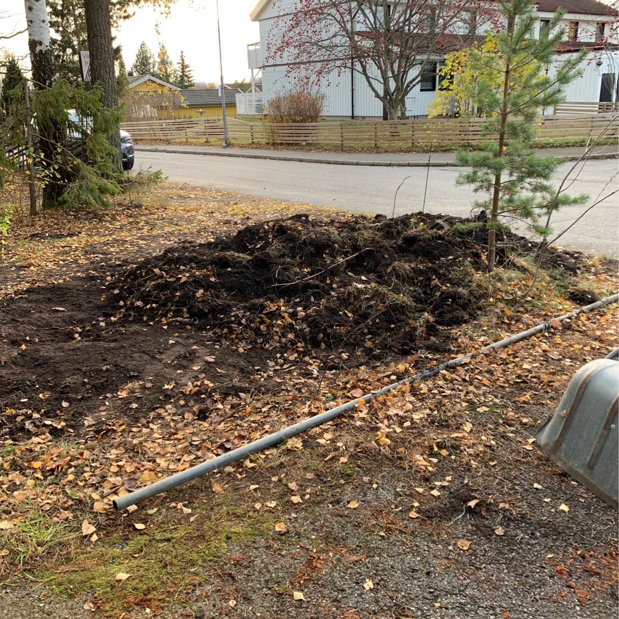 image of Ett lass med jord - Täby