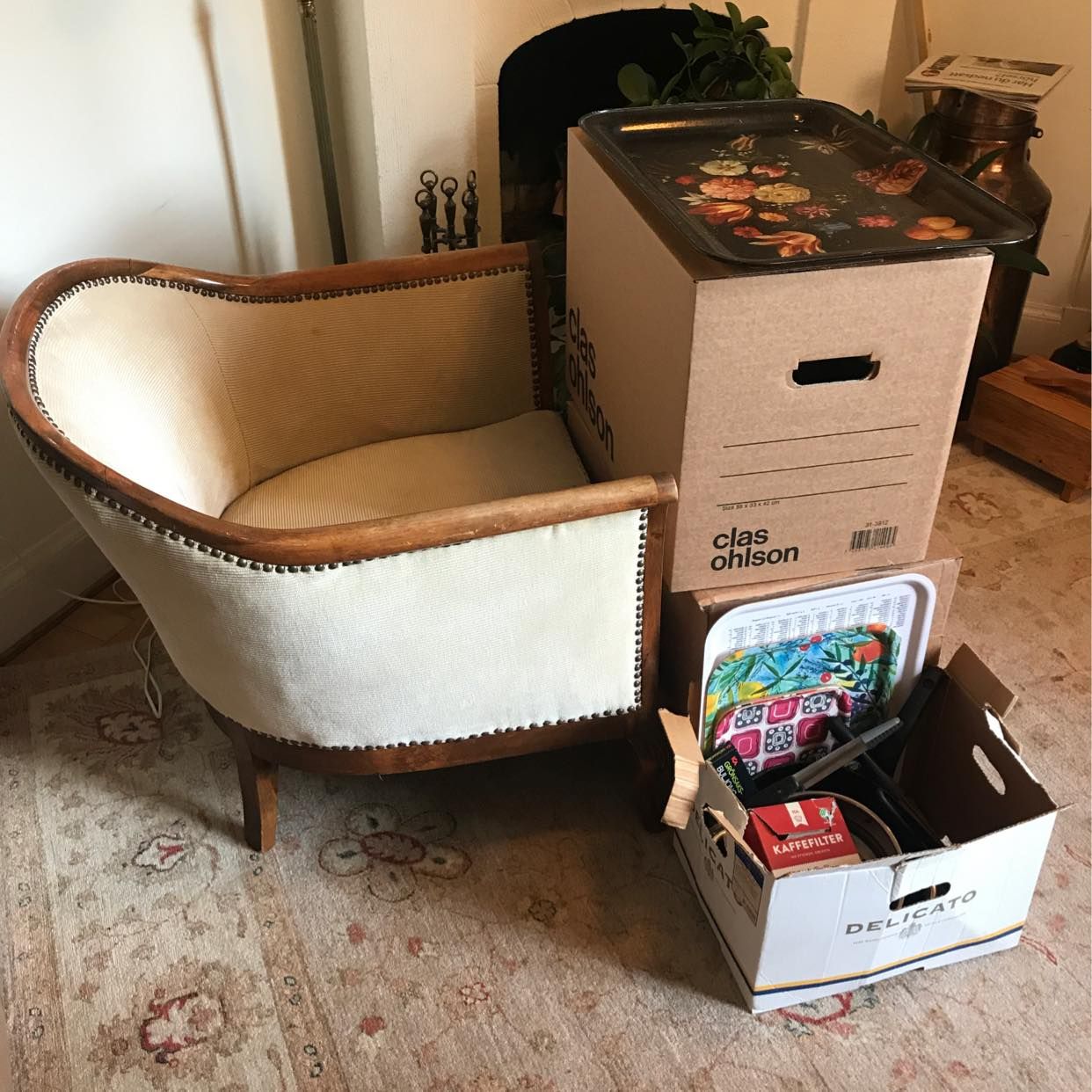 image of Fåtölj och några lådor - 