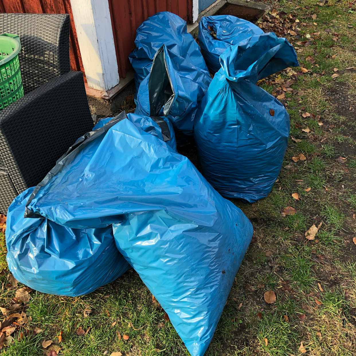 image of 6 säckar med löv - Sigtuna