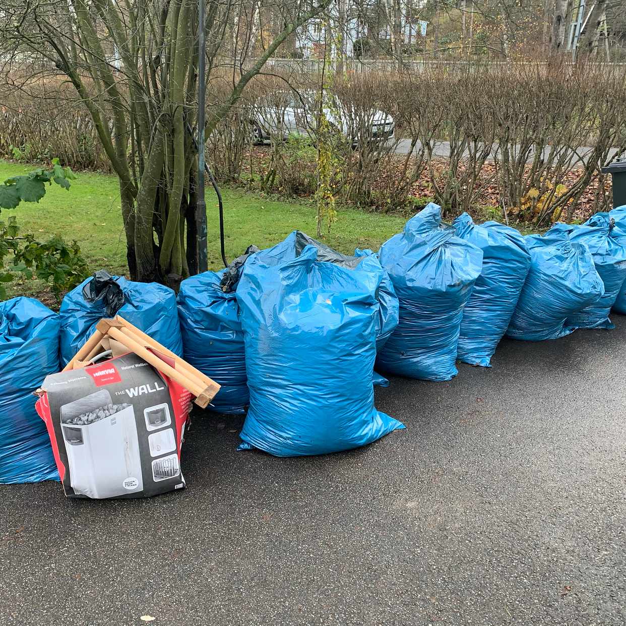 image of 11 säckar med löv,  bråte - Djursholm