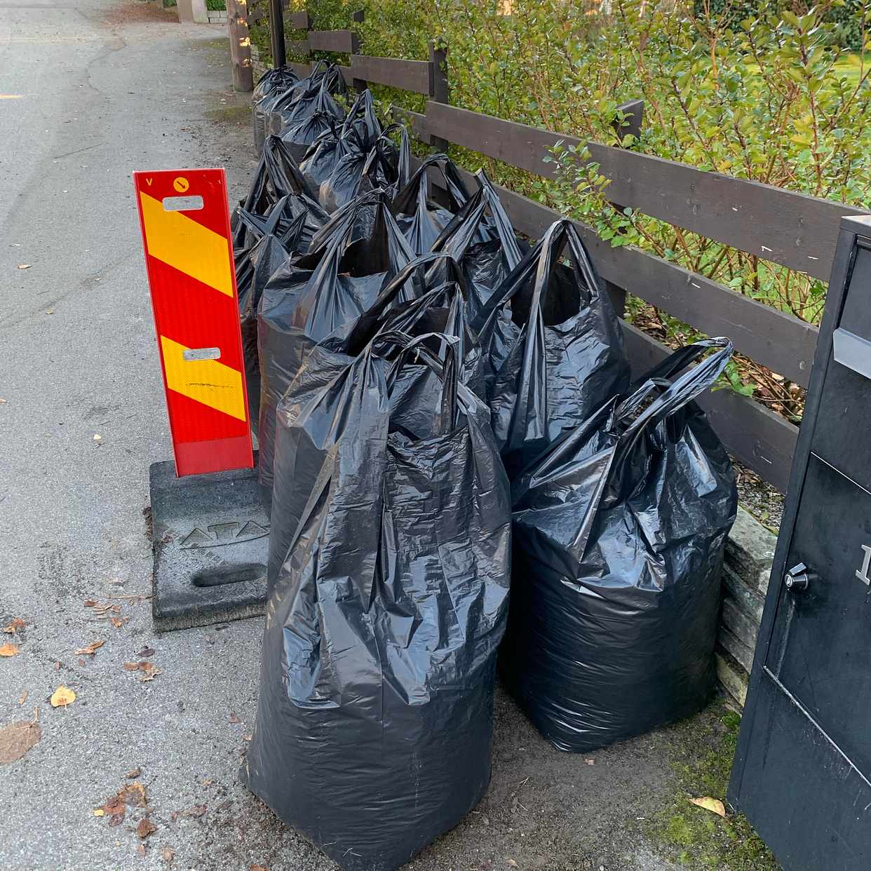 image of 21 säckar med enbart löv - Saltsjö-Duvnäs