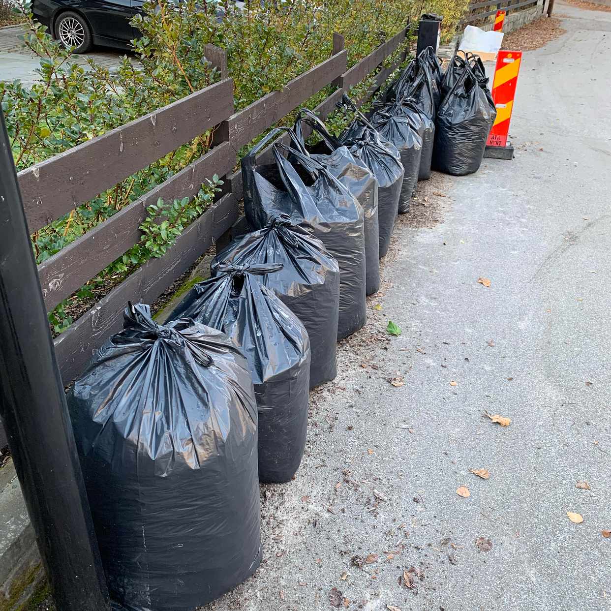image of 21 säckar med enbart löv - Saltsjö-Duvnäs