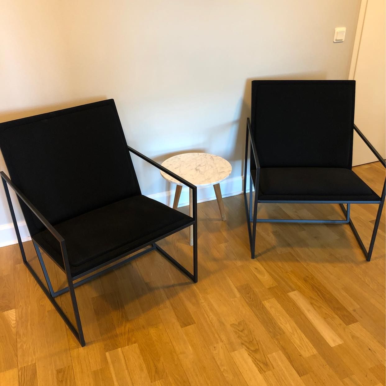 image of 2 fåtöljer och 1 sidobord - Stockholm