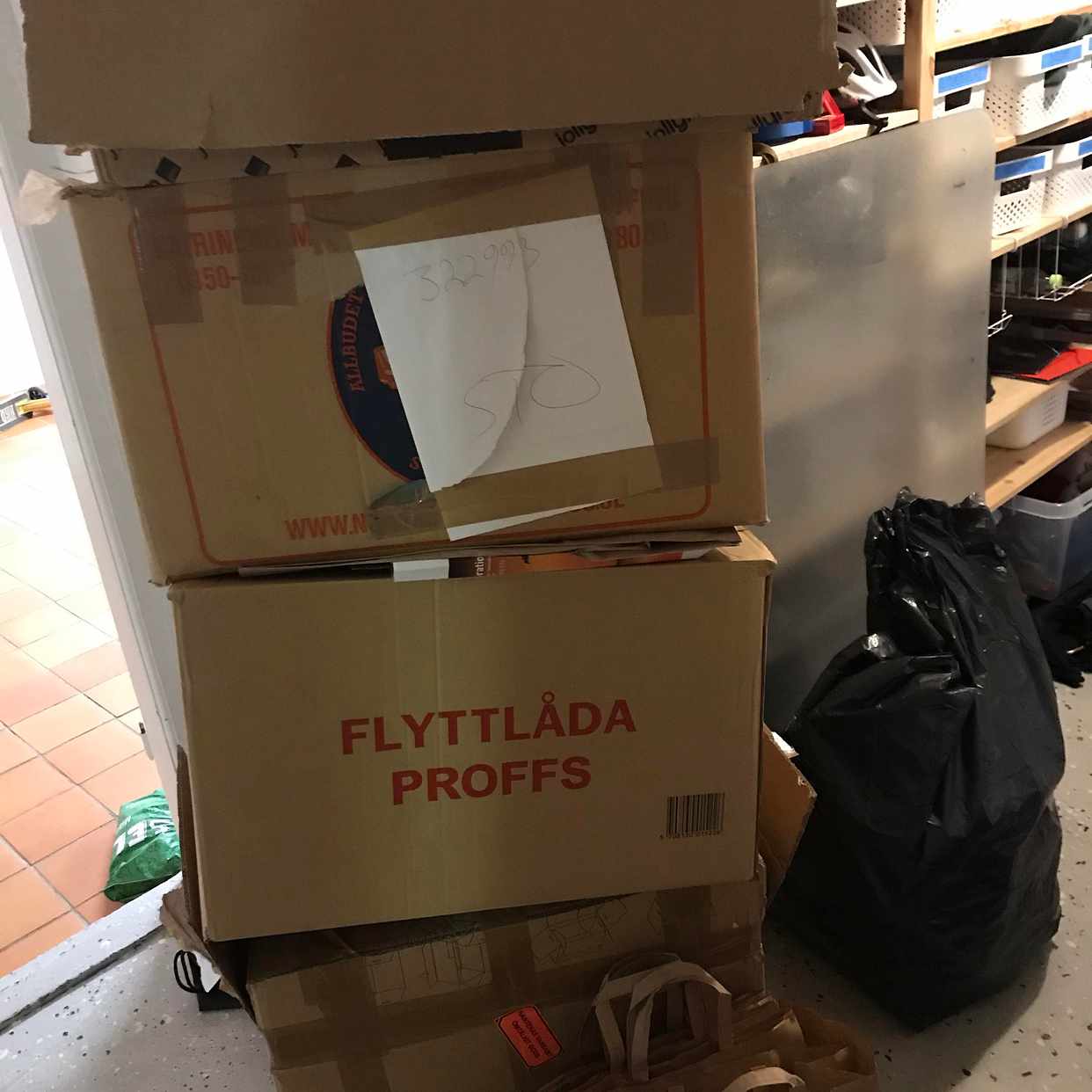 image of Flyttlådor med papper etc - Bromma