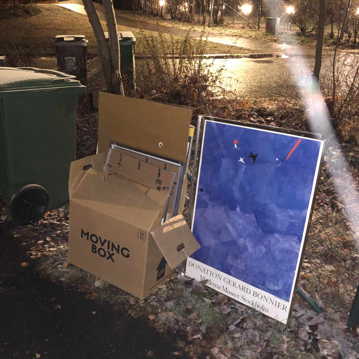 image of Tavlor och ramar slängas - Vallentuna