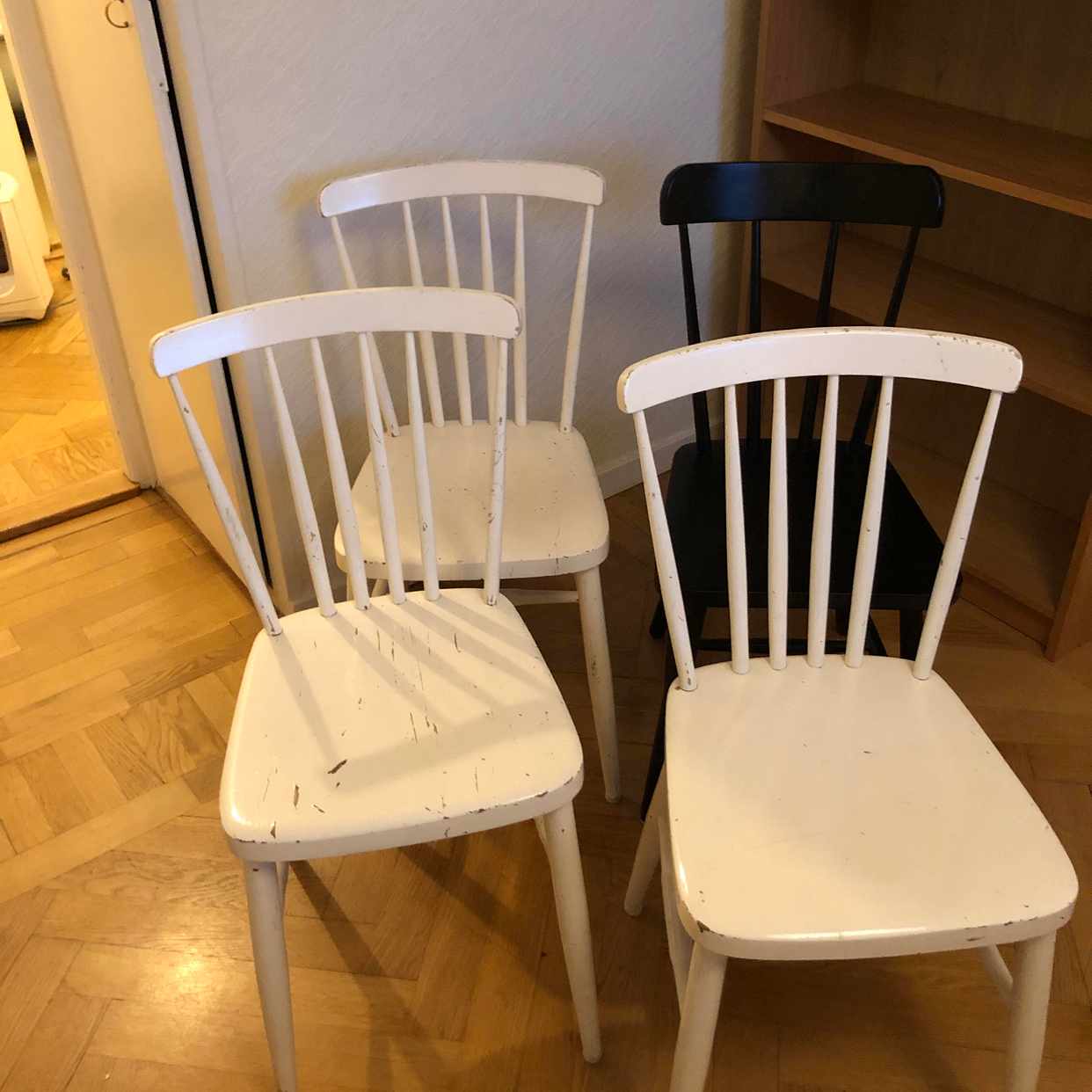 image of 3 bokhyll, bord + 4 stola - Stockholm