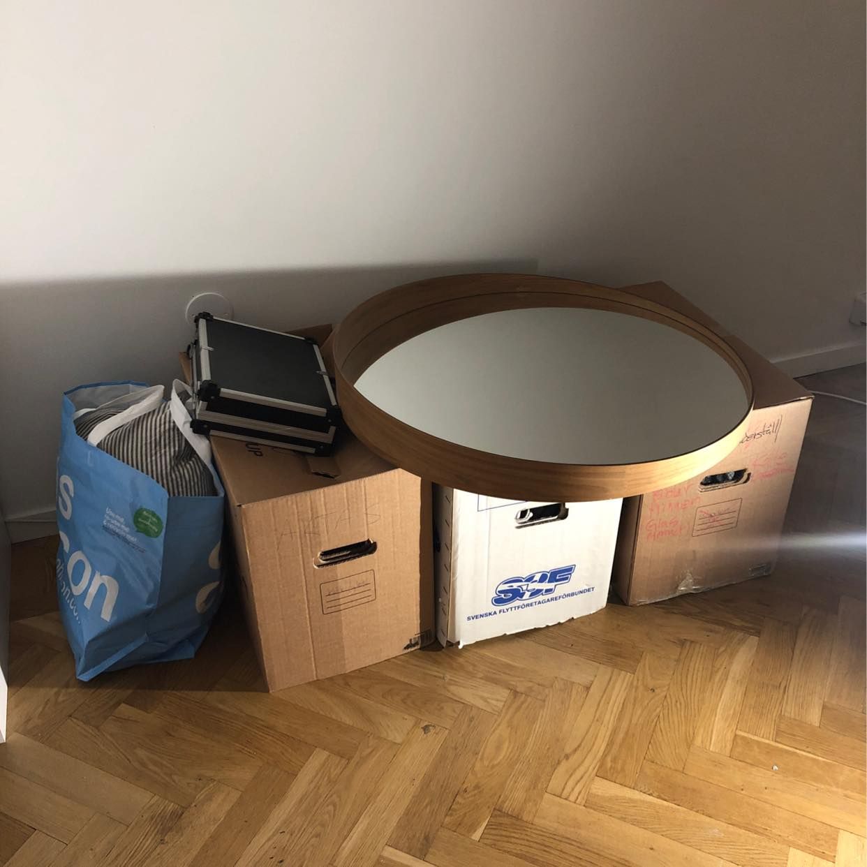 image of Tre kartonger och spegel - 