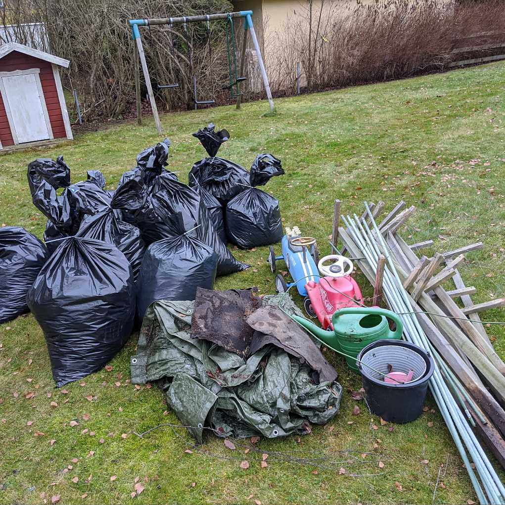 image of 15 säckar löv och skräp - Sollentuna
