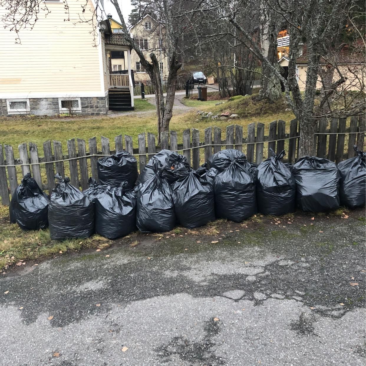 image of Säckar med löv och jord - Enebyberg