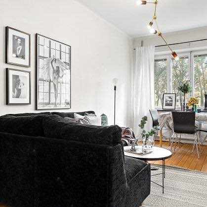 image of Svart sammet soffa - Stockholm