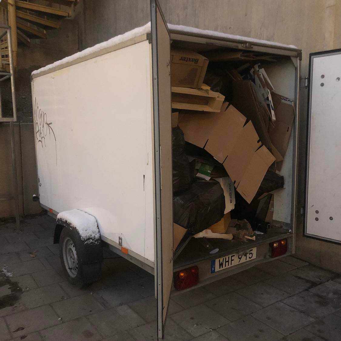 image of Töm mitt släp på skräp - Bromma