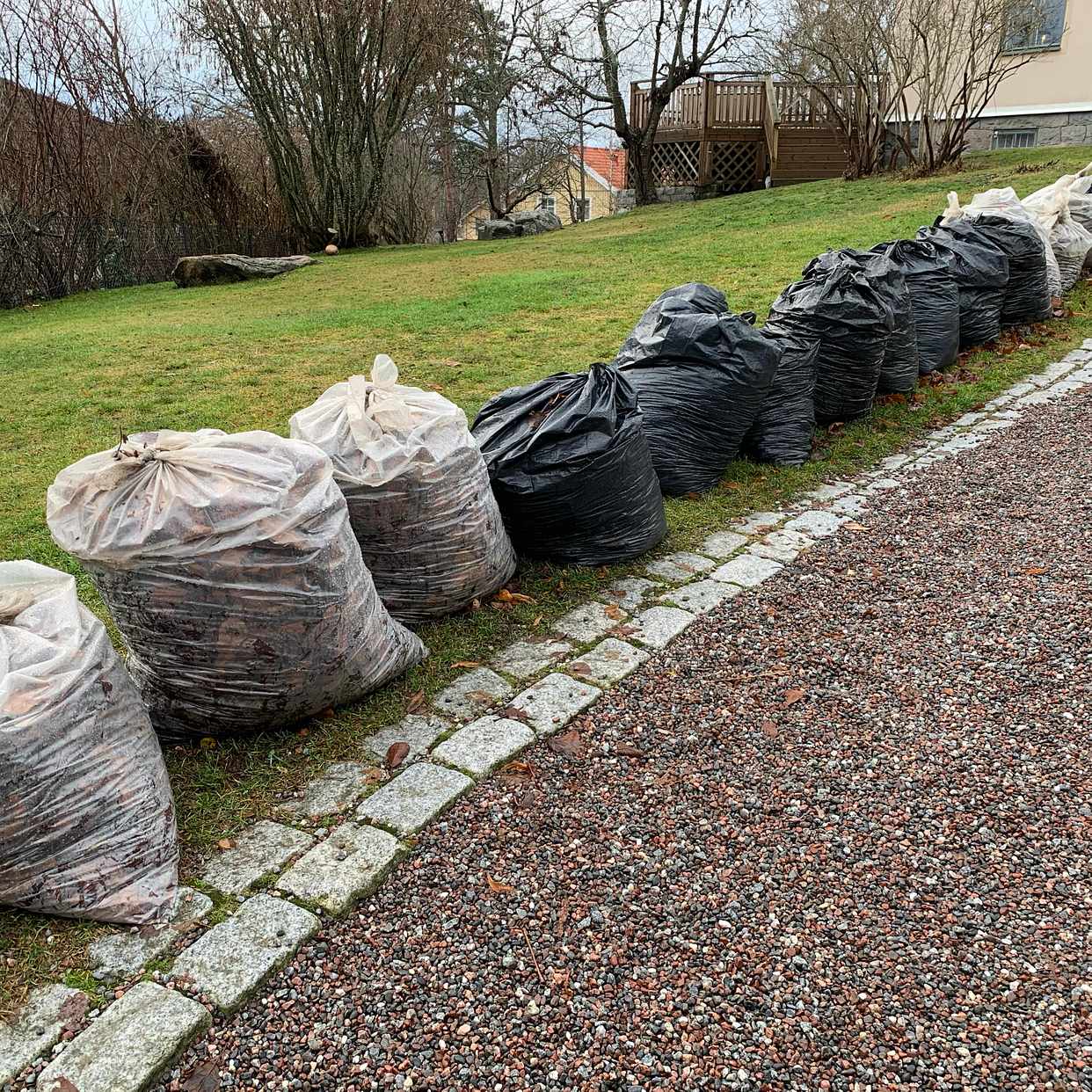 image of Lövsäckar och div skräp - Djursholm