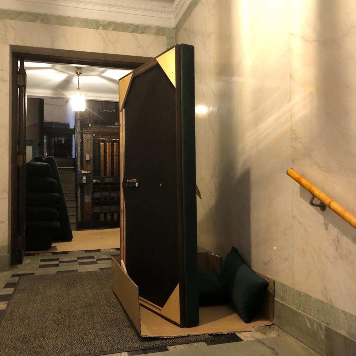 image of Hjälp att bära upp delar - 