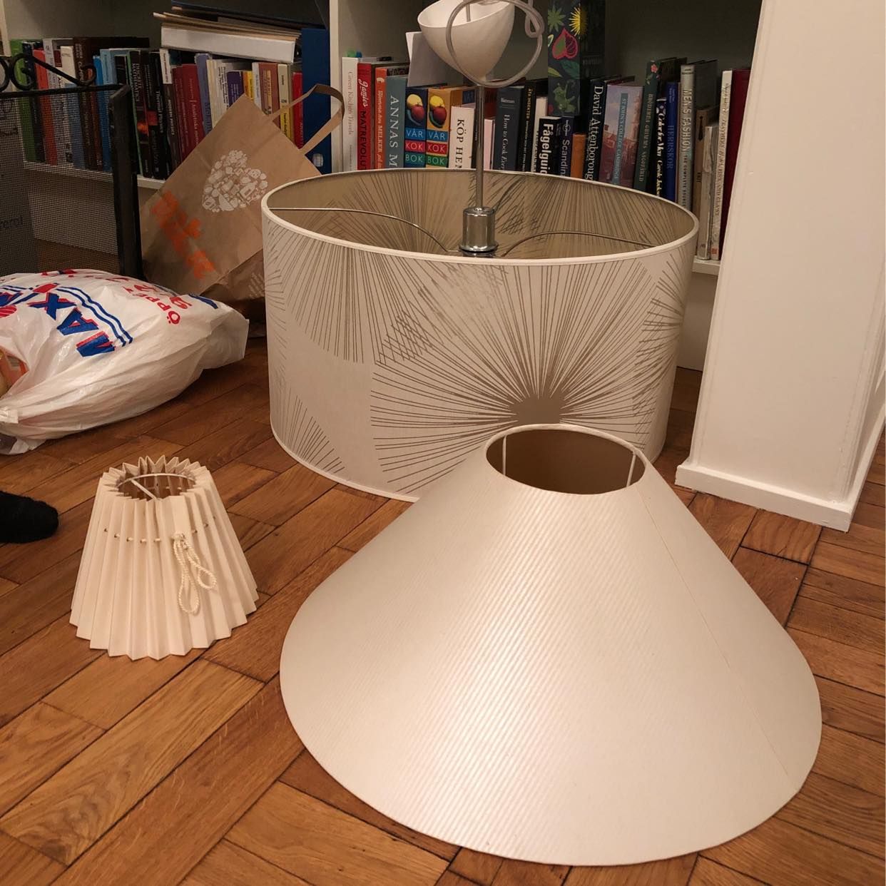 image of Taklampa o 2 lampskärmar - Stockholm