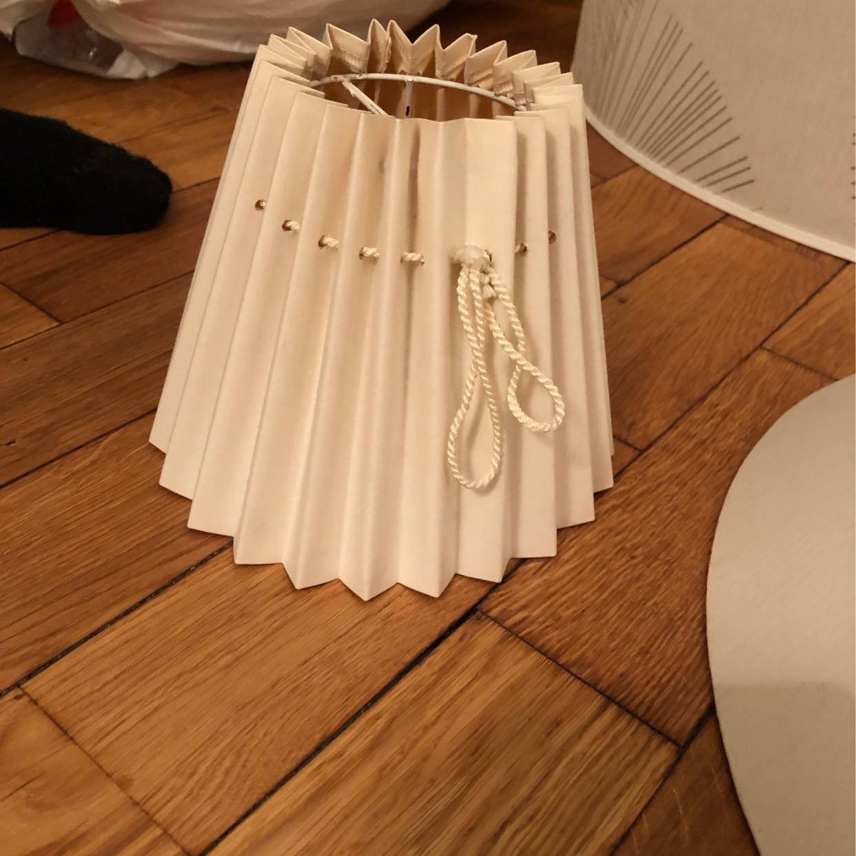 image of Taklampa o 2 lampskärmar - Stockholm