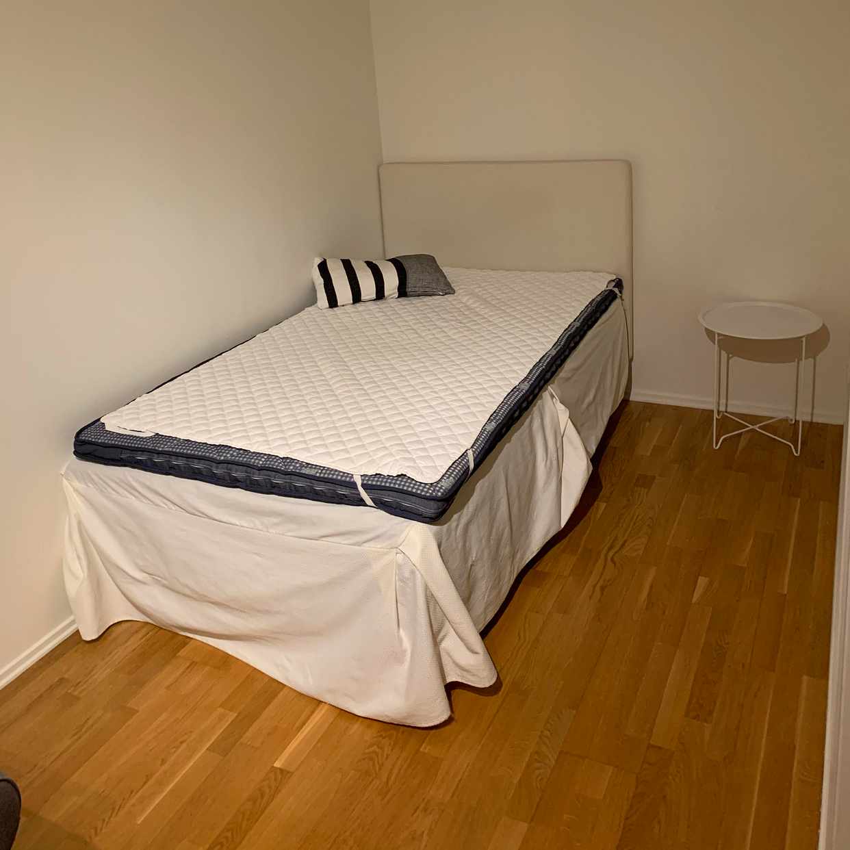 image of Säng med sänggavel - Saltsjö-Boo