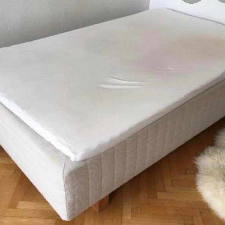image of Säng, Tv bord och TV - 