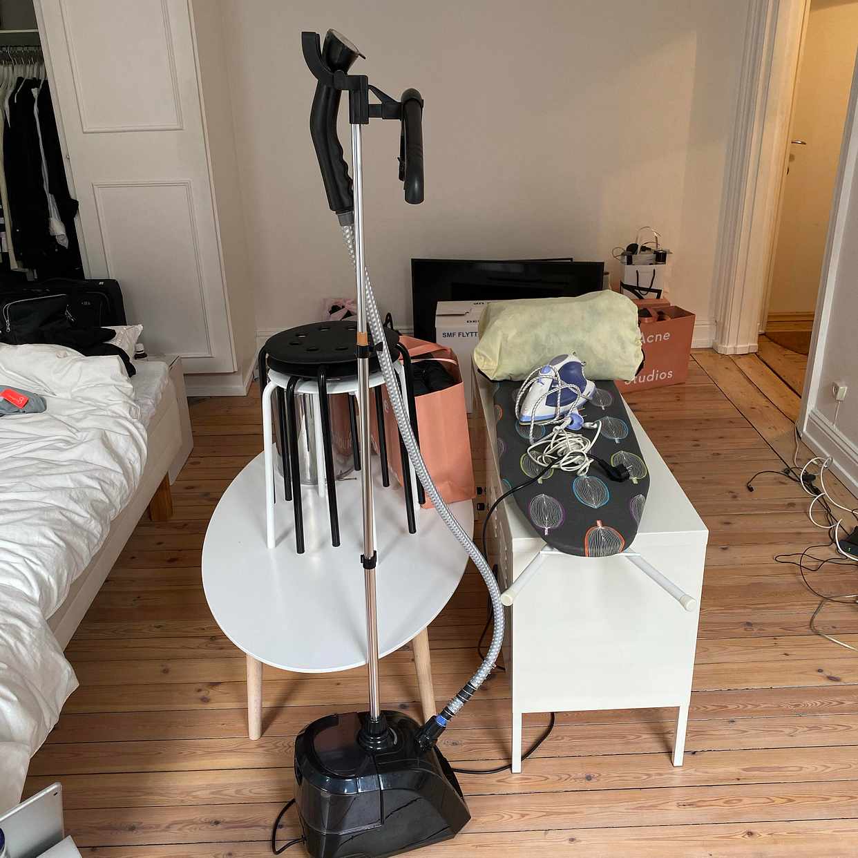 image of Bord, tv-bänk, pallar mm - Stockholm