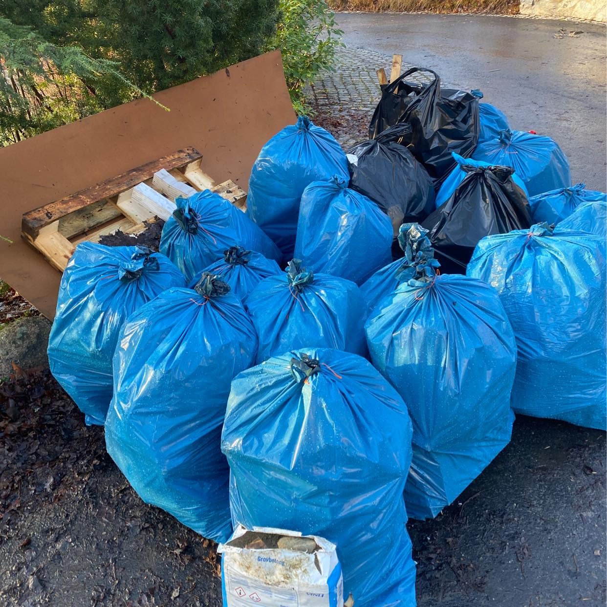image of Säckar med emballage mm - Djursholm