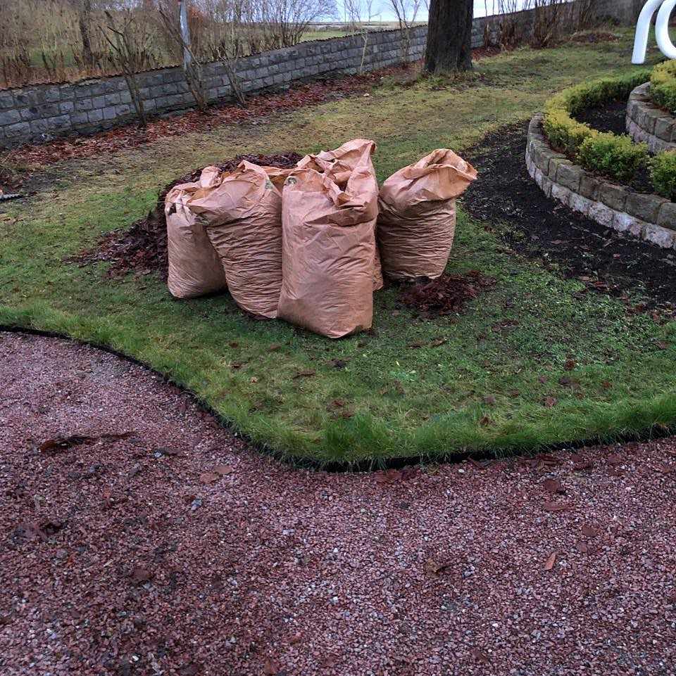 image of 20 bags of leafs - Djursholm