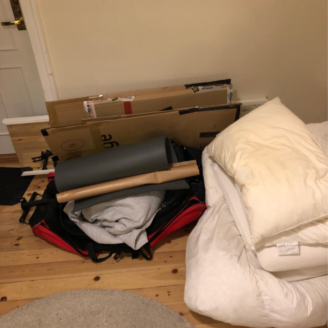 image of Boxes, bag, duvet, mirror - Stockholm
