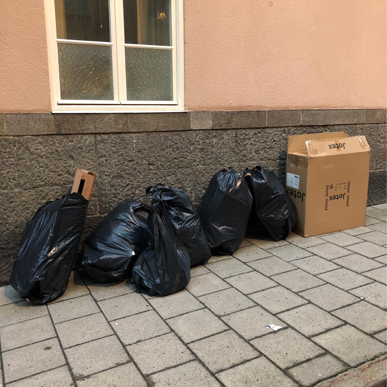 image of Kartonger & tomglas - Stockholm