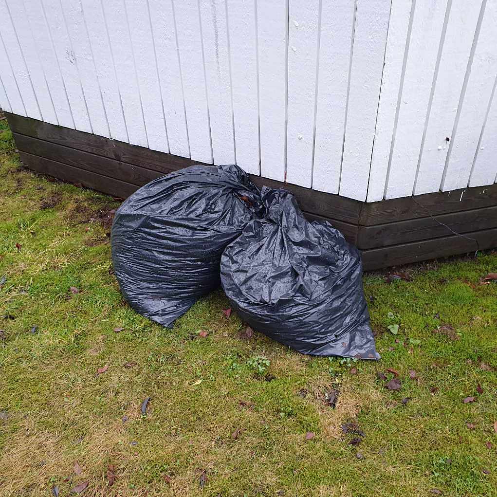 image of Kartonger och skräp - Upplands Väsby