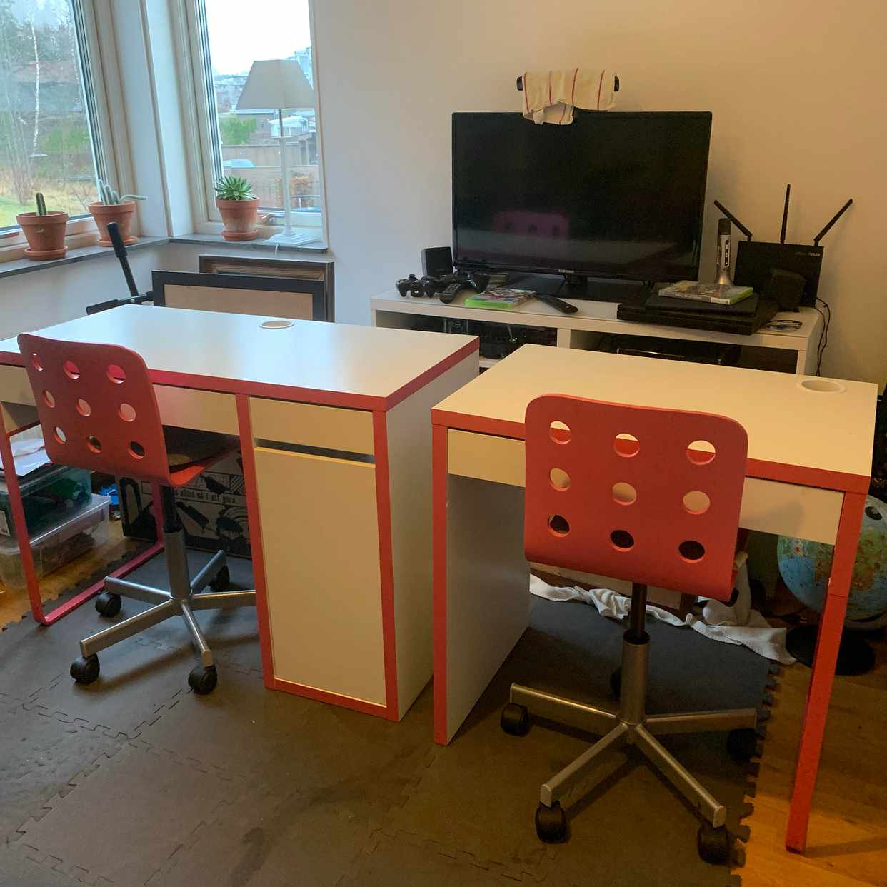 image of Skrivbord och stolar - Huddinge