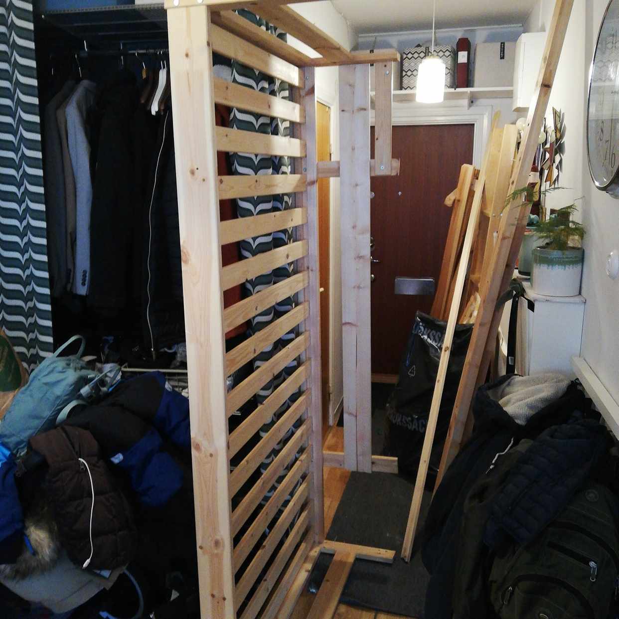 image of Trä, säng och gips - Stockholm