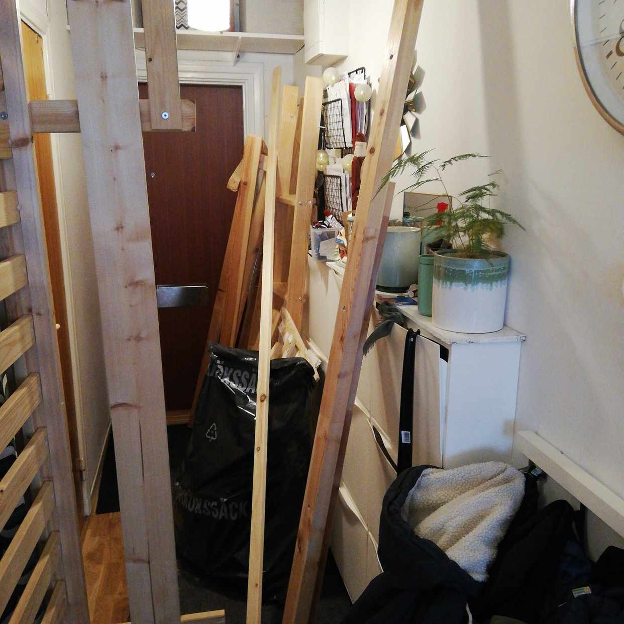 image of Trä, säng och gips - Stockholm