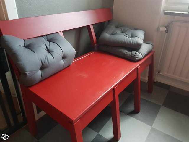 image of Röd kökssoffa / hallbänk - 
