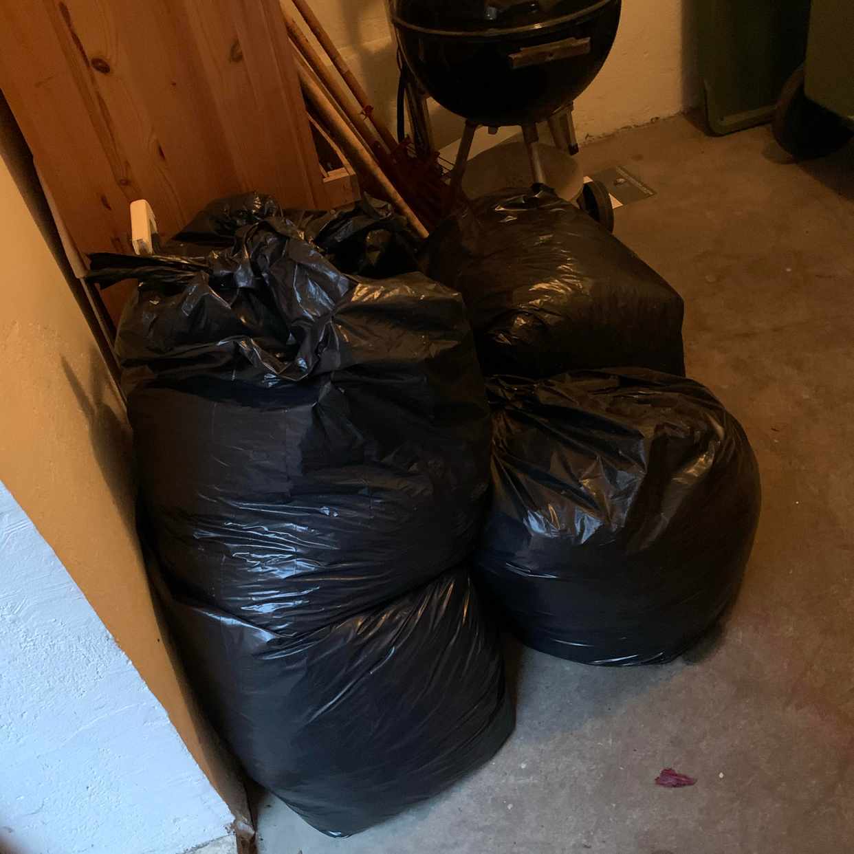 image of 4 säckar med löv - Stockholms Stad