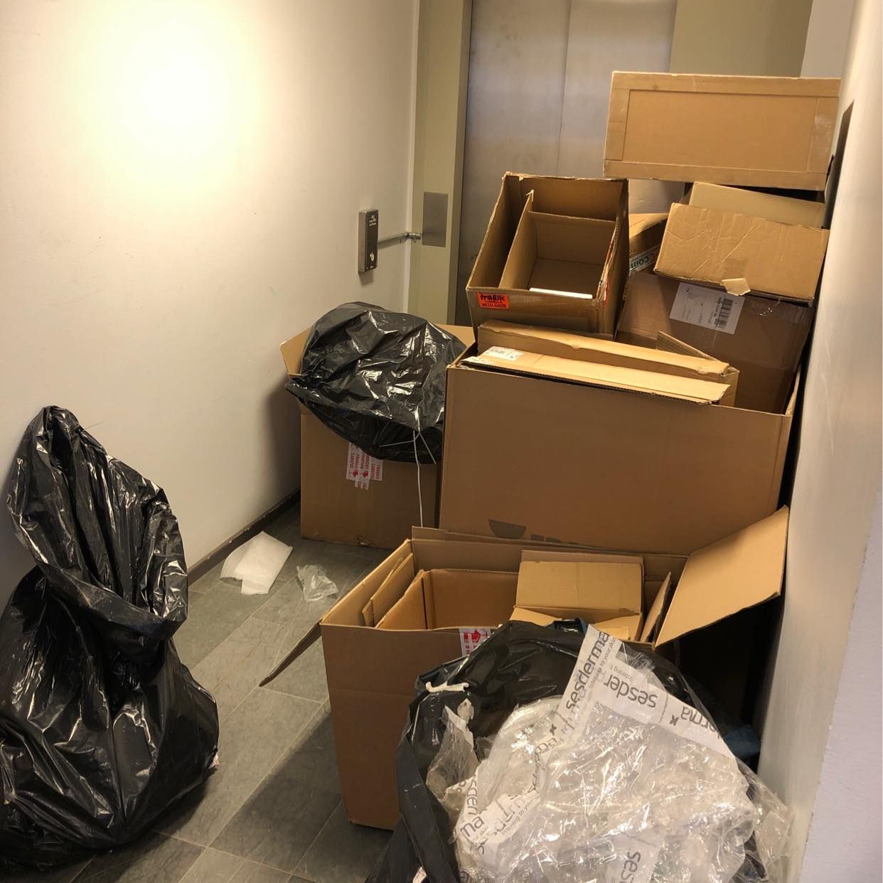 image of Kartong. Någras trä palla - Huddinge