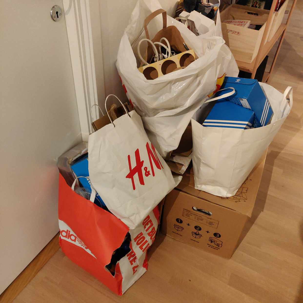 image of Samlat skräp efter jul. - Hägersten