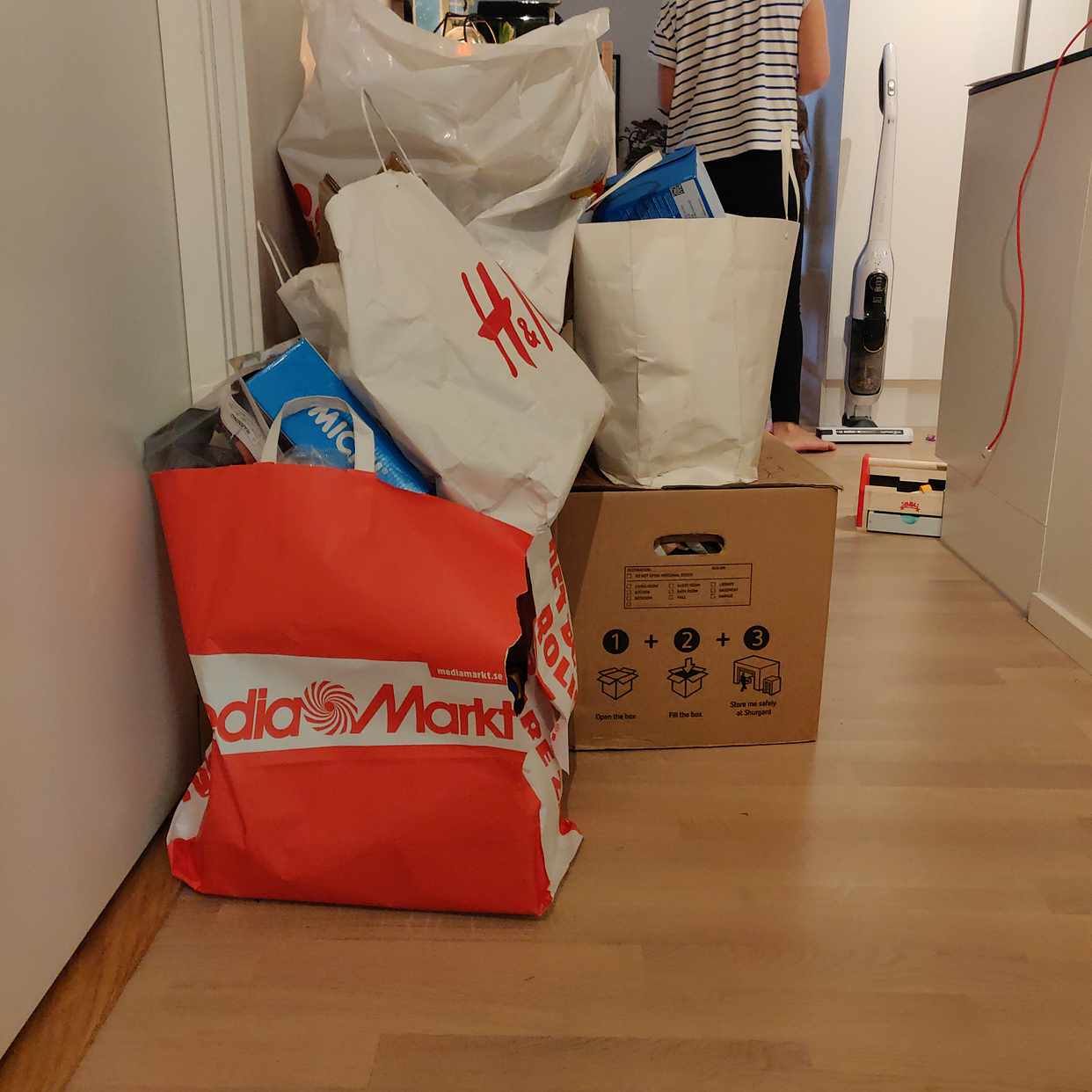 image of Samlat skräp efter jul. - Hägersten