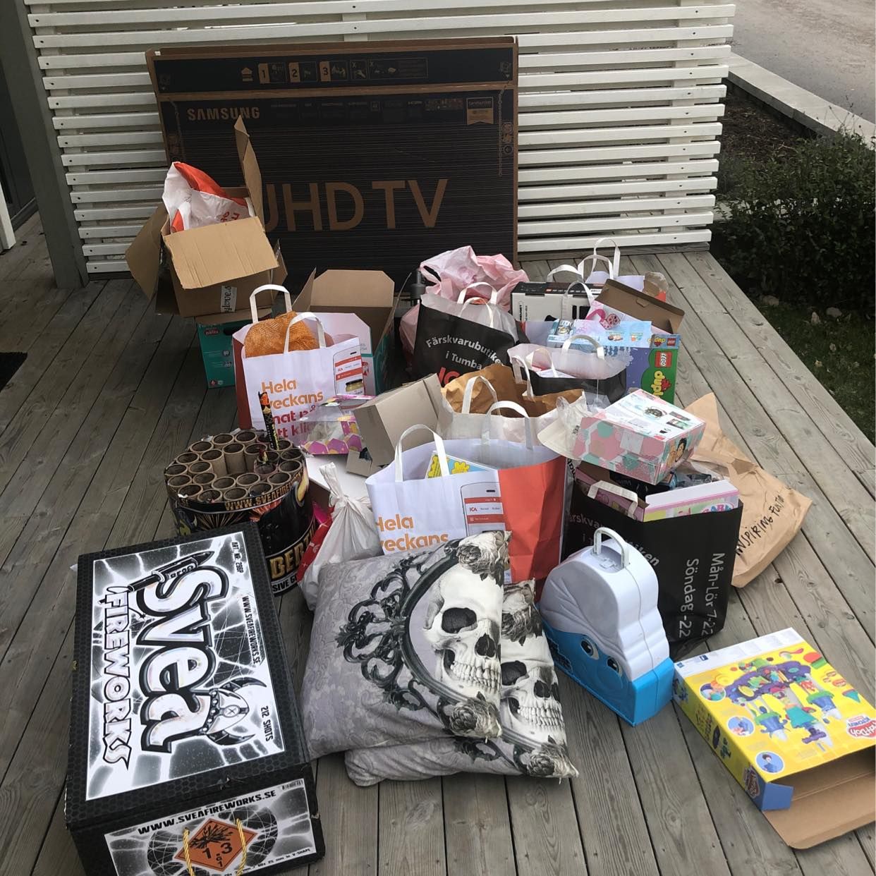 image of Kartong, papper tv kudde - Kungsängen