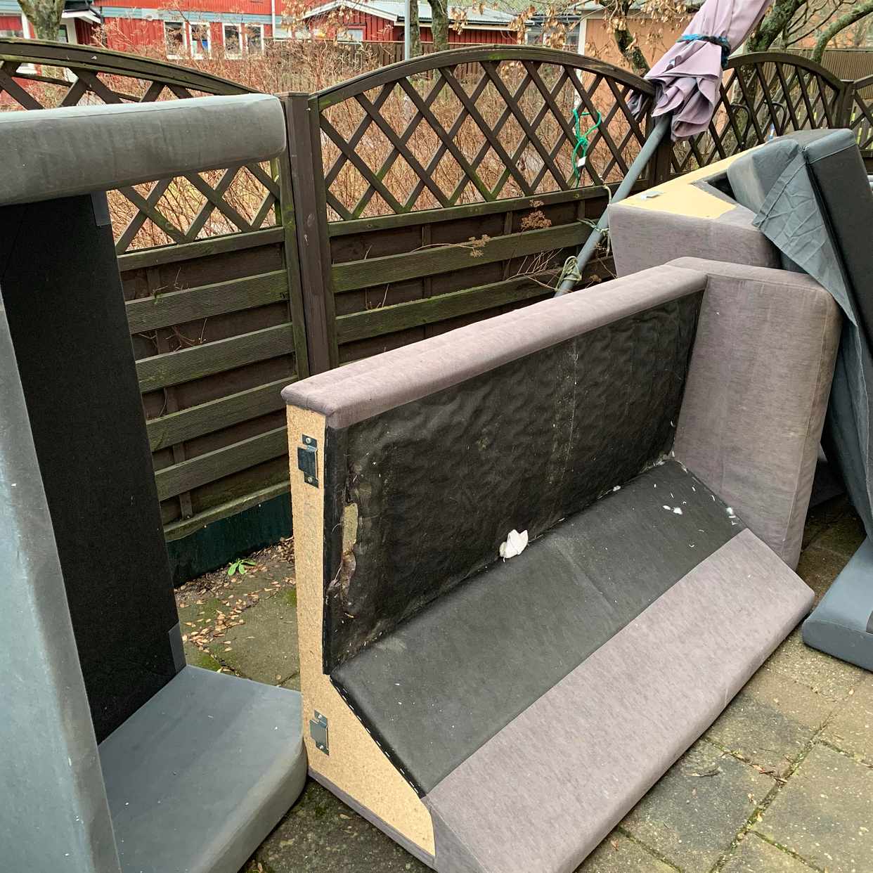 image of 2 soffor, bord+lite annat - Hägersten