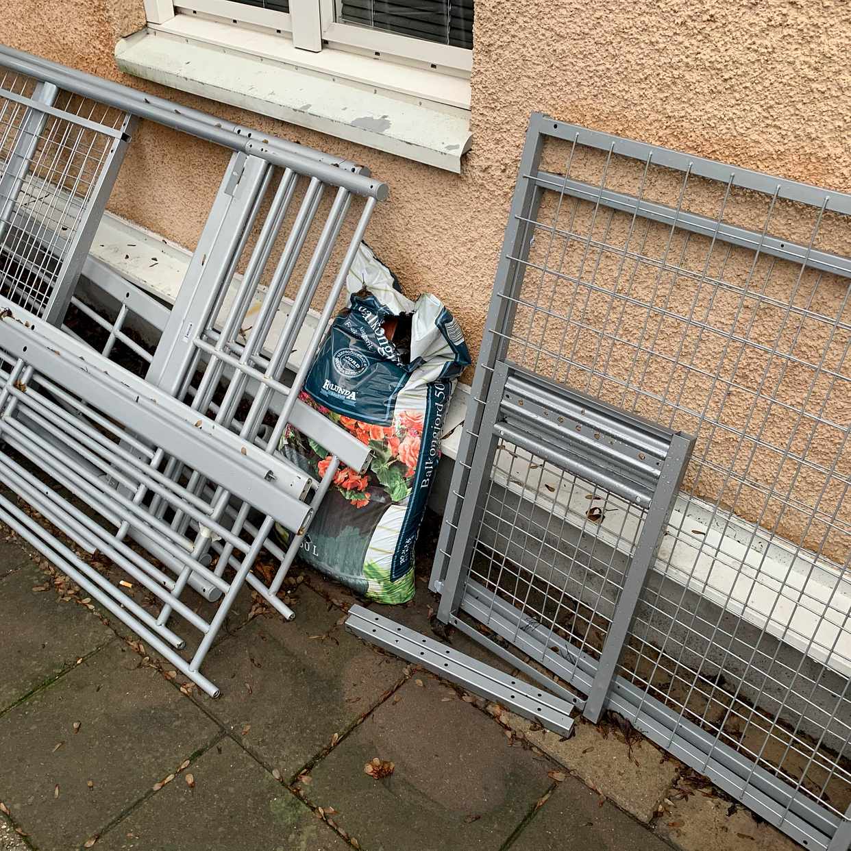 image of 2 soffor, bord+lite annat - Hägersten