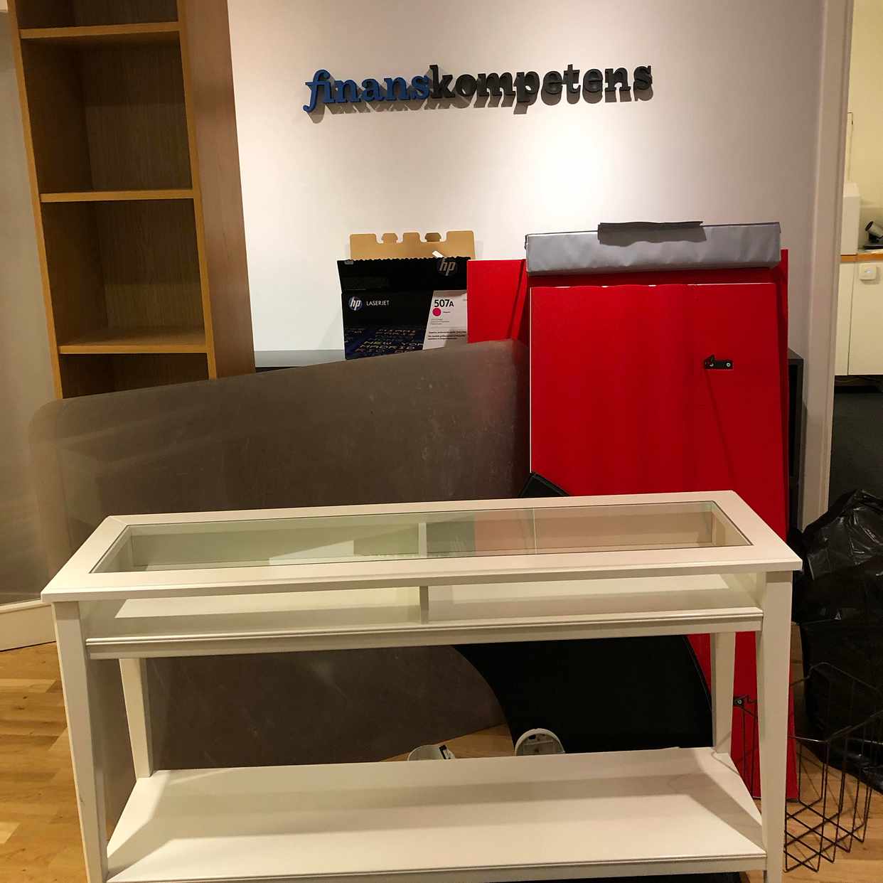 image of Kartonger, hylla, porslin - Stockholm