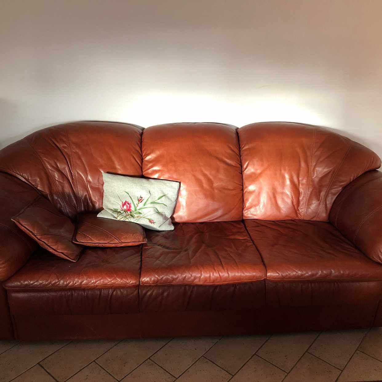 image of En soffa och en kista - 