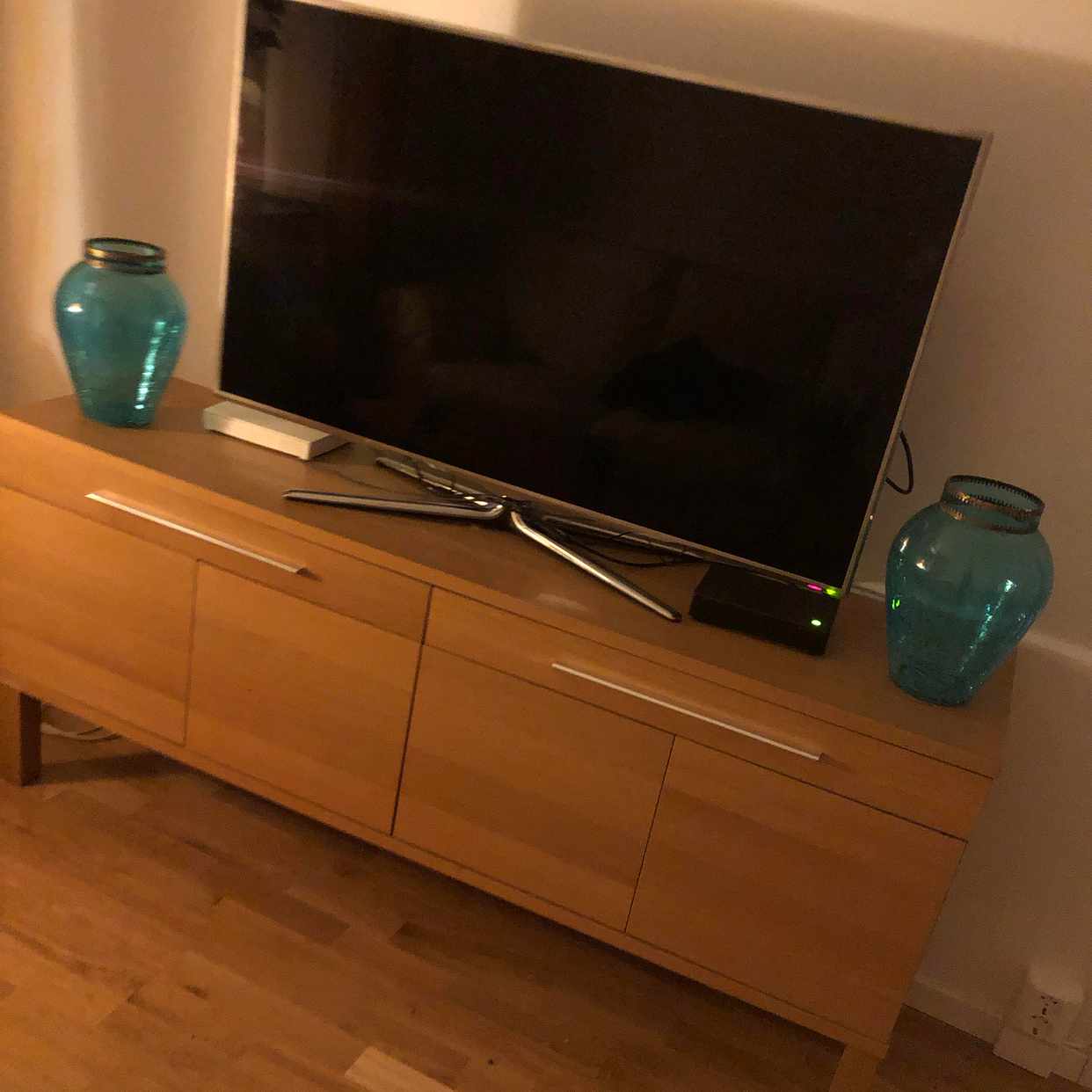 image of TV bänk bortskänkes - Enskede