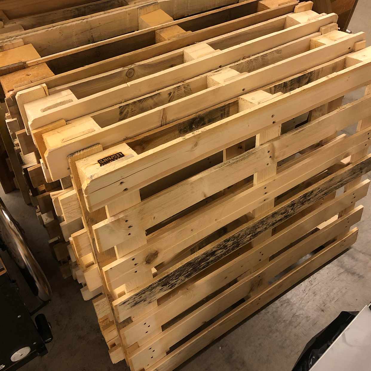 image of 8 pallar + betongbitar - Stockholm