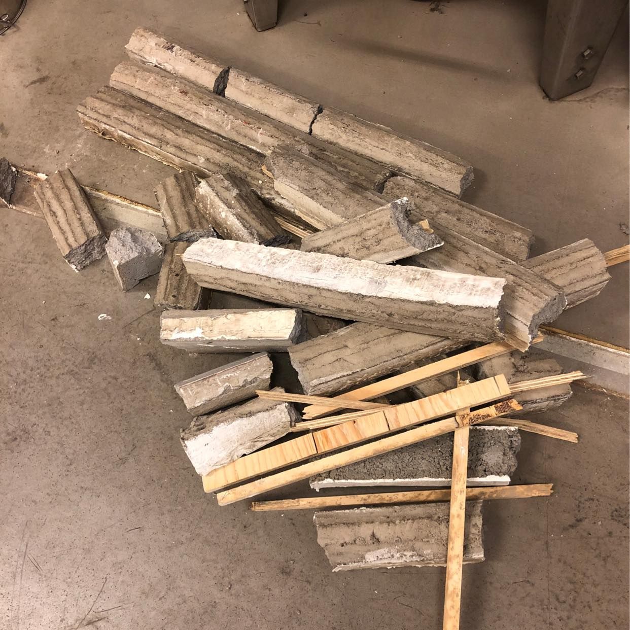 image of 8 pallar + betongbitar - Stockholm