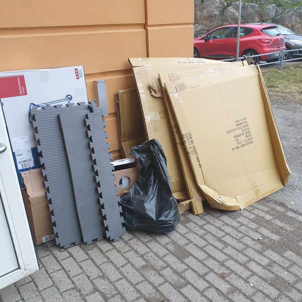 image of Kartonger och lite skräp - Tullinge