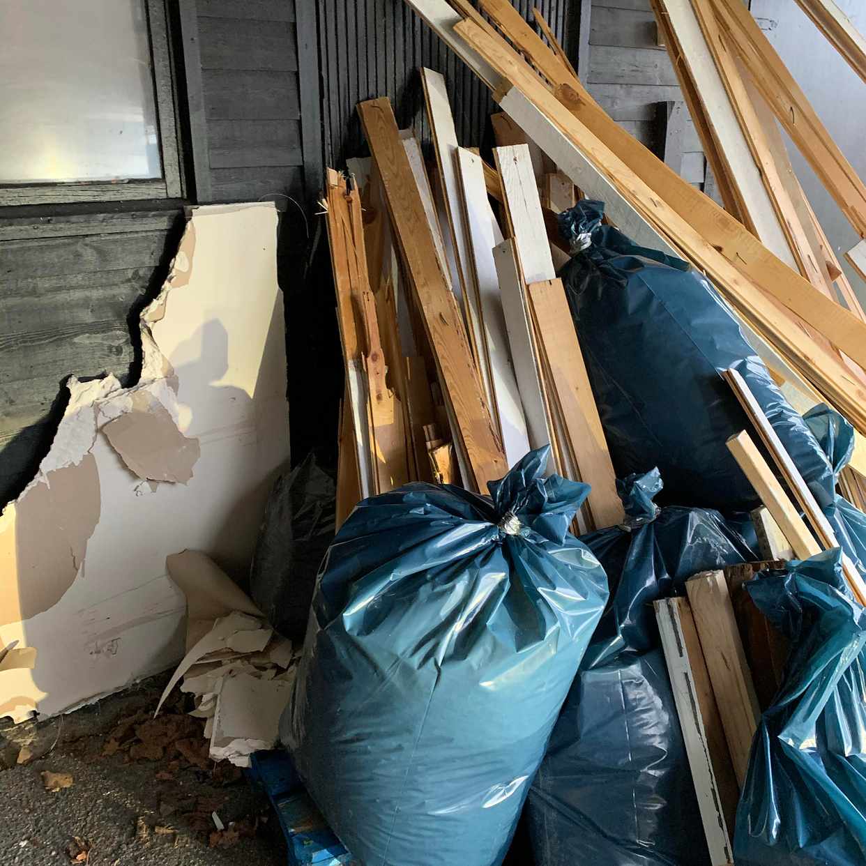 image of Trä, spån, lite gips - Värmdö