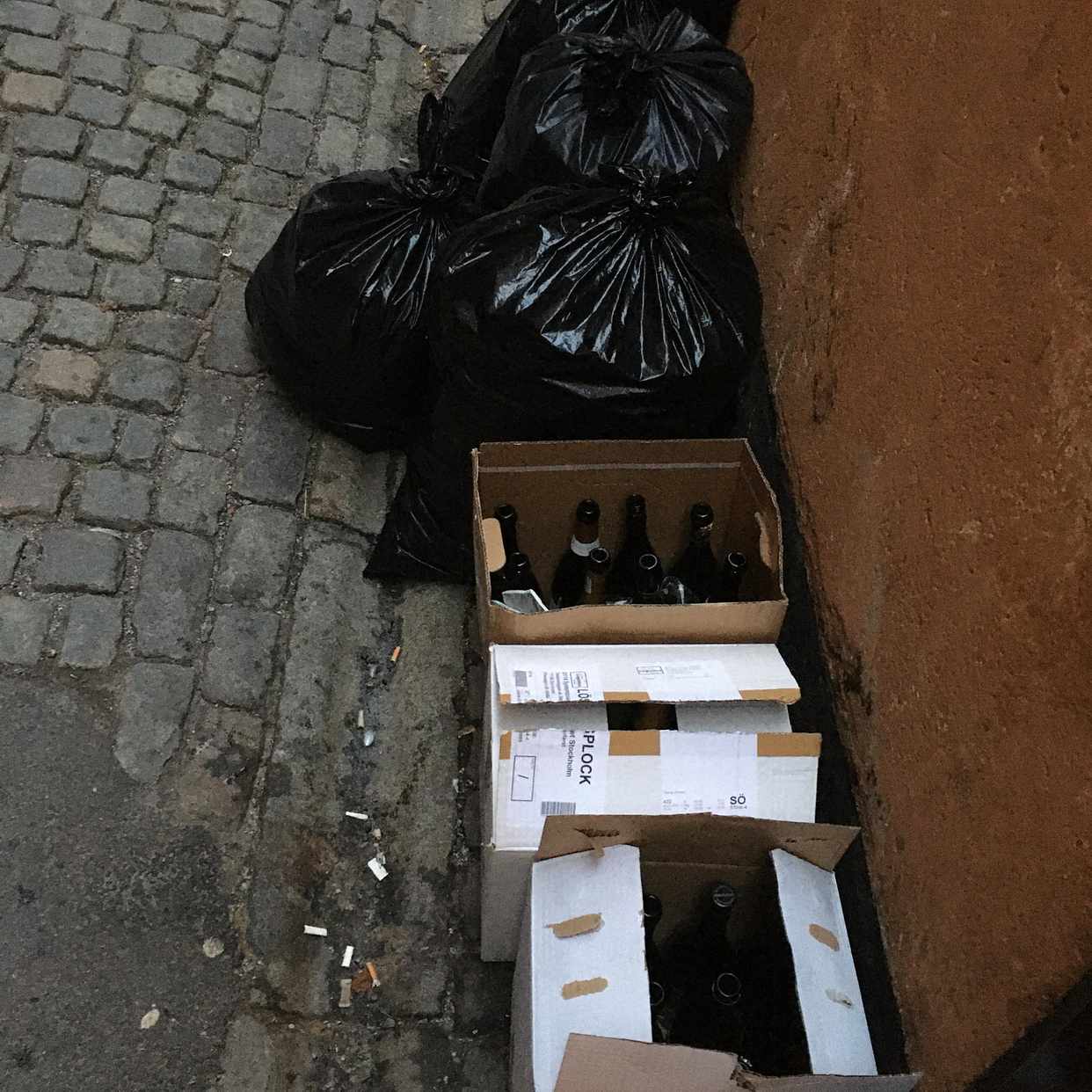 image of Garbage after the party - Stockholm