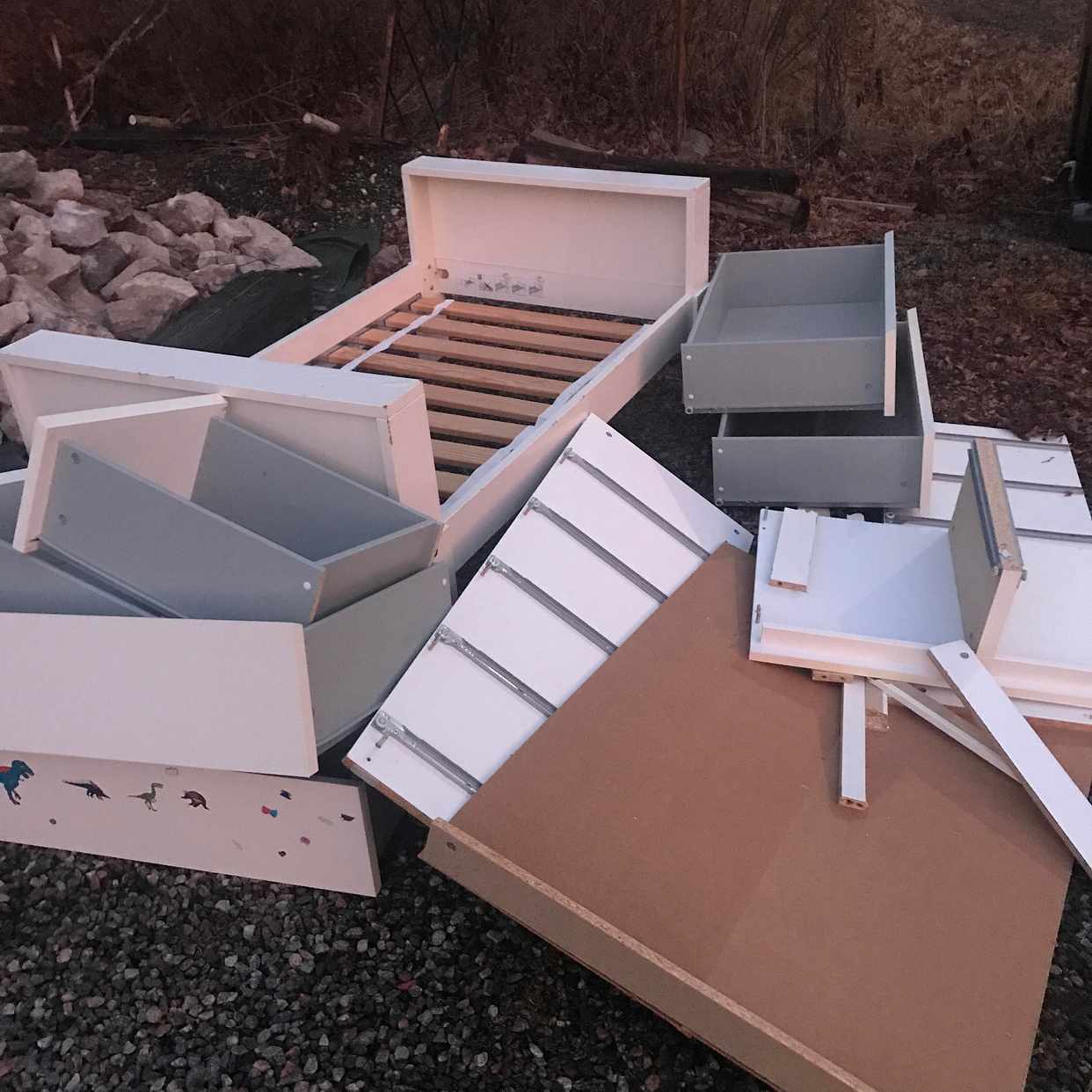 image of Trasig byrå och växasäng - Tullinge