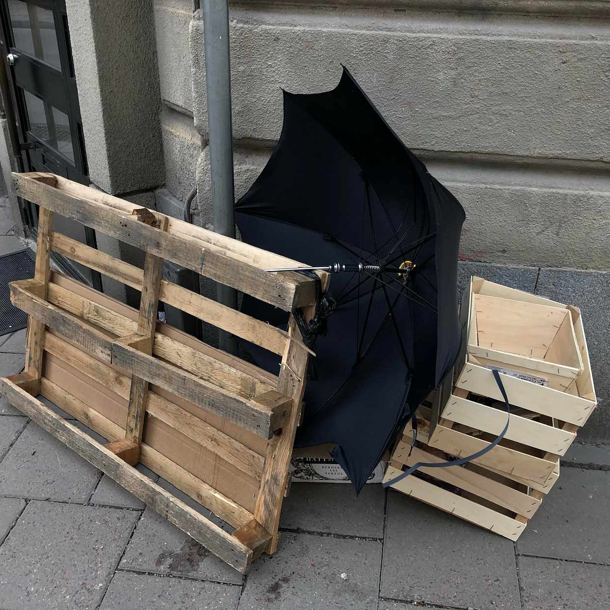 image of 1 lastpall och lite bråte - Stockholms Stad