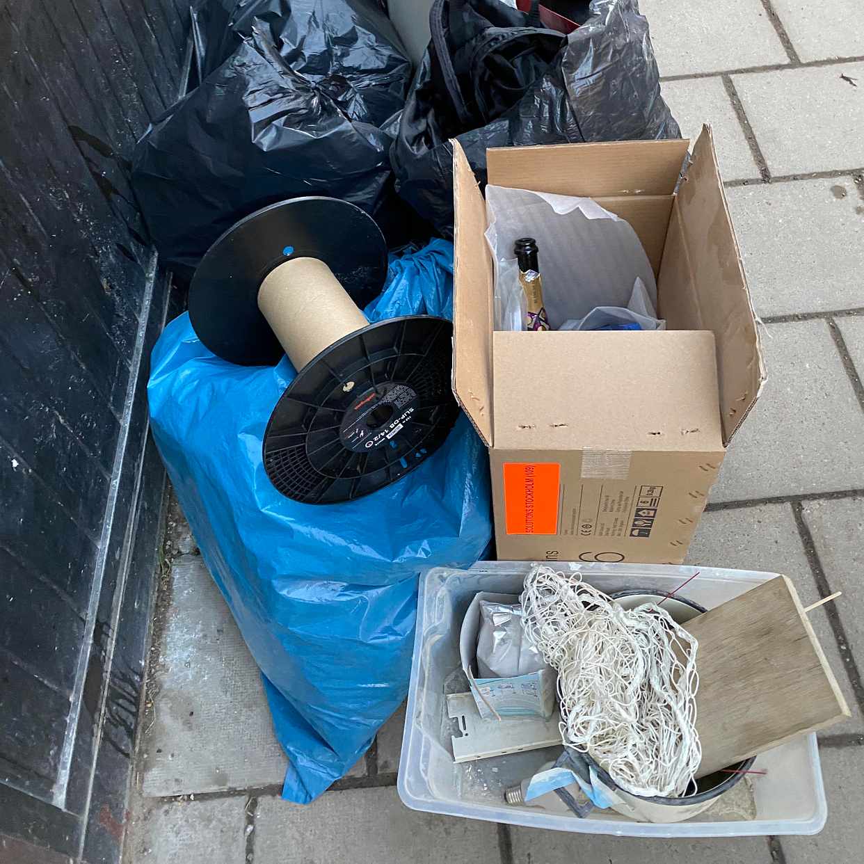 image of Lite skräp på gatan - Stockholm