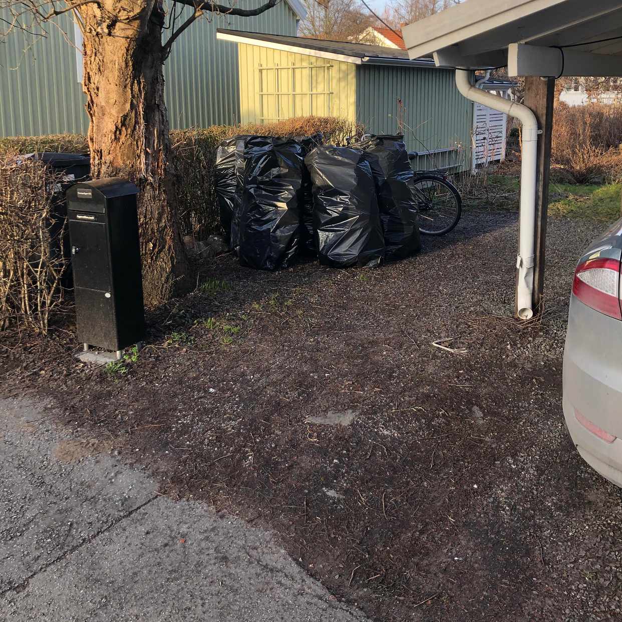 image of Säckar med trädgårdsklipp - Enskede